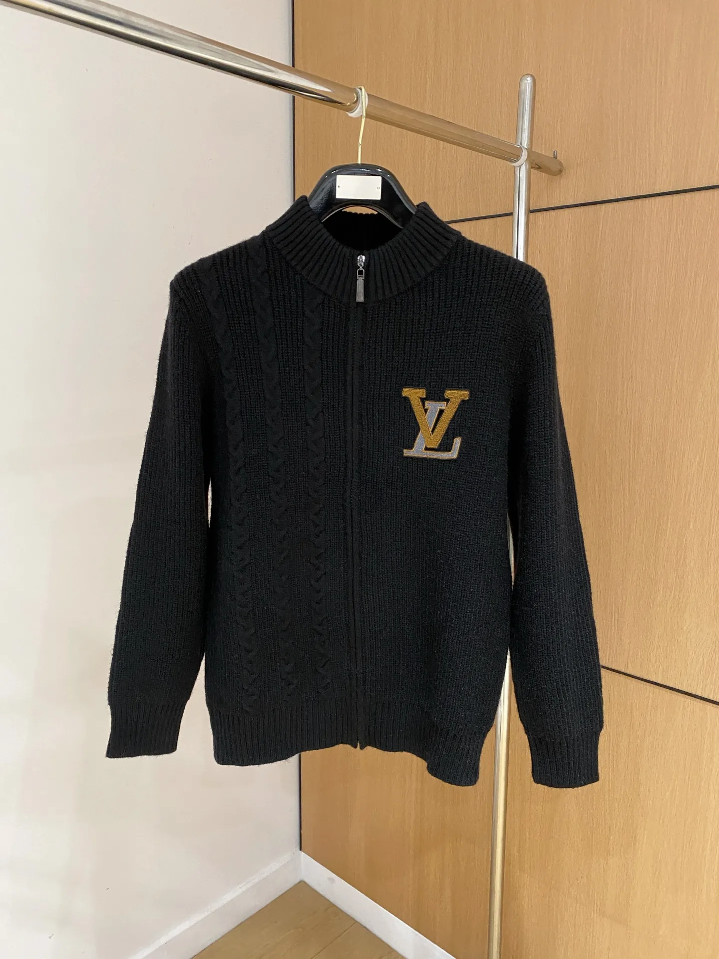🅿️540 【LV Louis Vuitton】Autumn and winter classic cardigan sweater, in full condition! ! ! Wool blended fabric, the latest model in 2025, golden ratio! ! Slim-fitting soft gold, versatile and practical item, the combination and practicality are extremely powerful, simple and elegant, and classy! To create your own style, it is highly recommended to buy it in two colors. The standard slim fit tailoring process is suitable for both young and old men. It is knitted from wool and will not cause any discomfort! While keeping warm, it is stylish, textured and wearable, and the classic logo with contrasting colors on the chest feels in place! ! Recommended for regular customers! ! Size M-3XL (maximum wear: 190 pounds)